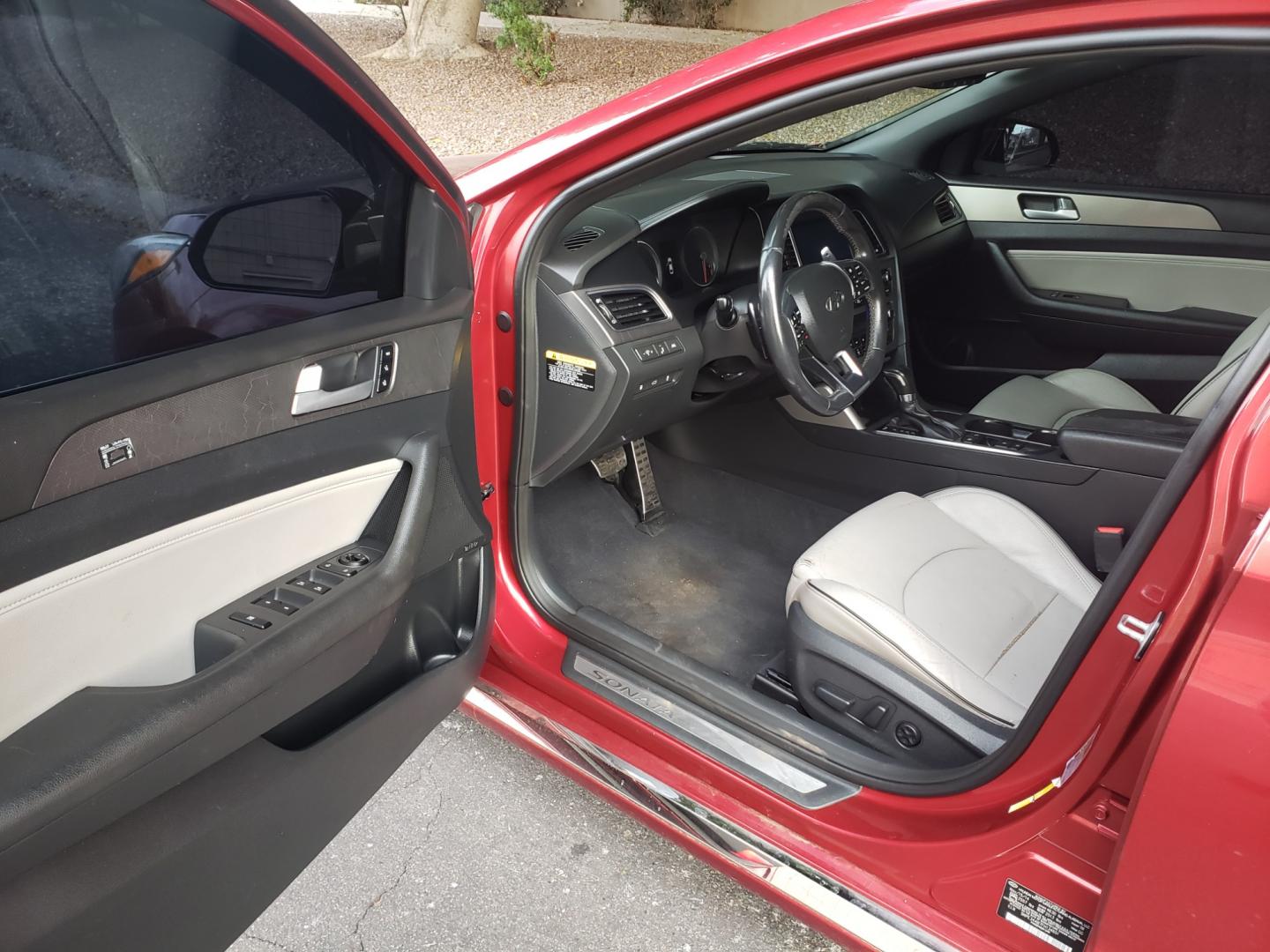 2015 /gray and black Hyundai Sonata sport 2.0t (5NPE34AB7FH) with an 2.0L L4 DOHC 16V engine, 4-Speed Automatic transmission, located at 323 E Dunlap Ave., Phoenix, AZ, 85020, (602) 331-9000, 33.567677, -112.069000 - Photo#8